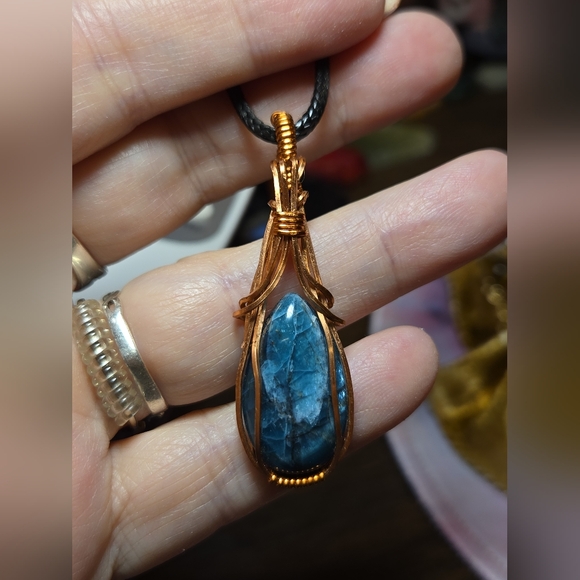 Handmade Apatite Teardrop Pendant, Wrapped in Copper, Art Deco Style Necklace - Picture 2 of 5